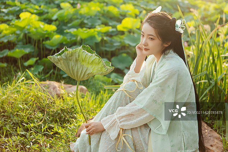 亚洲汉服美女在池塘边玩乐图片素材