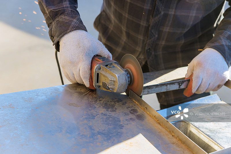 工人使用砂轮机切割金属图片素材