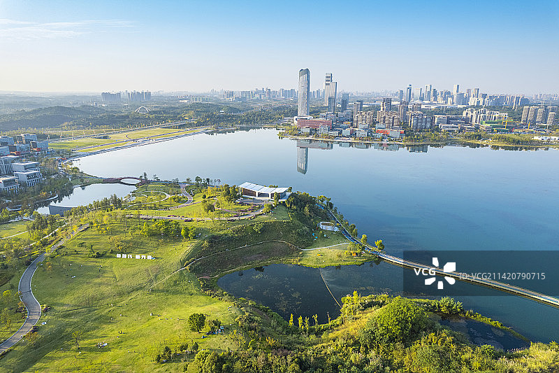 航拍成都天府新区兴隆湖城市公园天际线风光图片素材