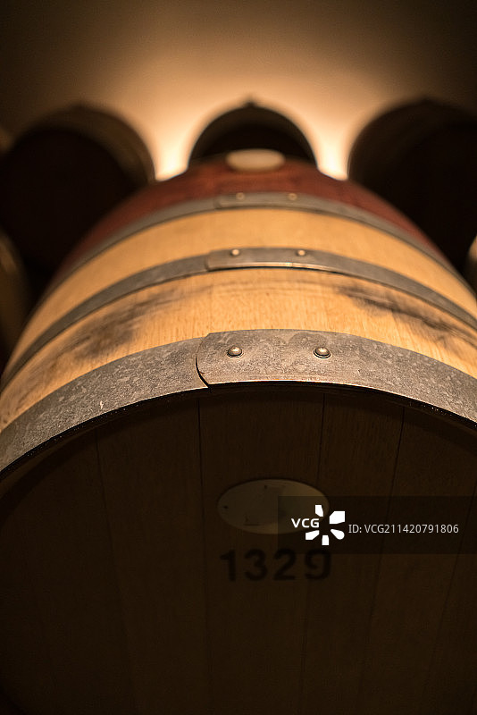 酒窖中的木制酒桶图片素材