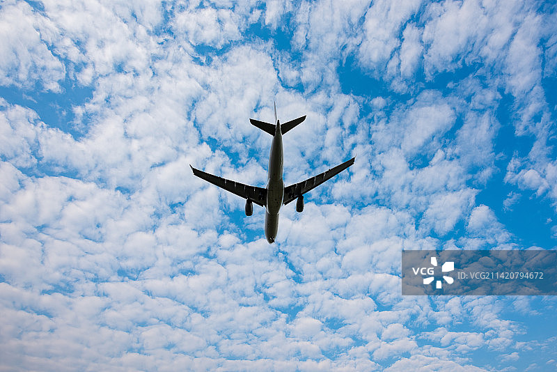 蓝天白云背景下正在降落的民航客机图片素材