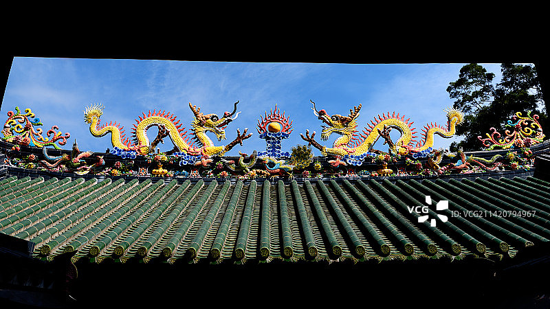 龙岩古寺屋脊上的双龙戏珠图案图片素材