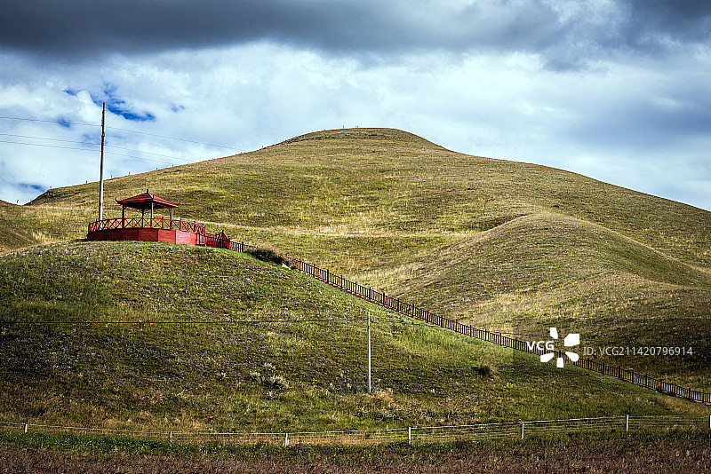 甘肃省甘南桑科草原附近的连绵山丘图片素材