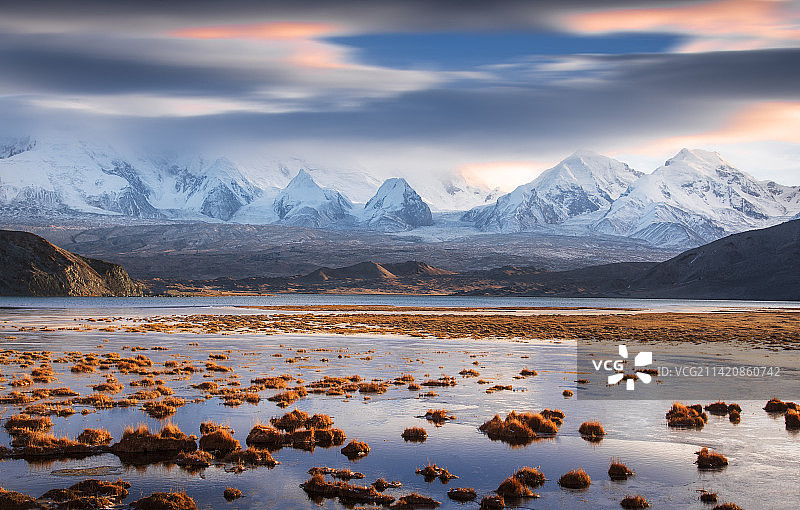 公格尔九别峰晨光图片素材