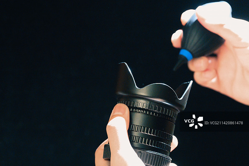 使用气吹清洁相机镜头图片素材