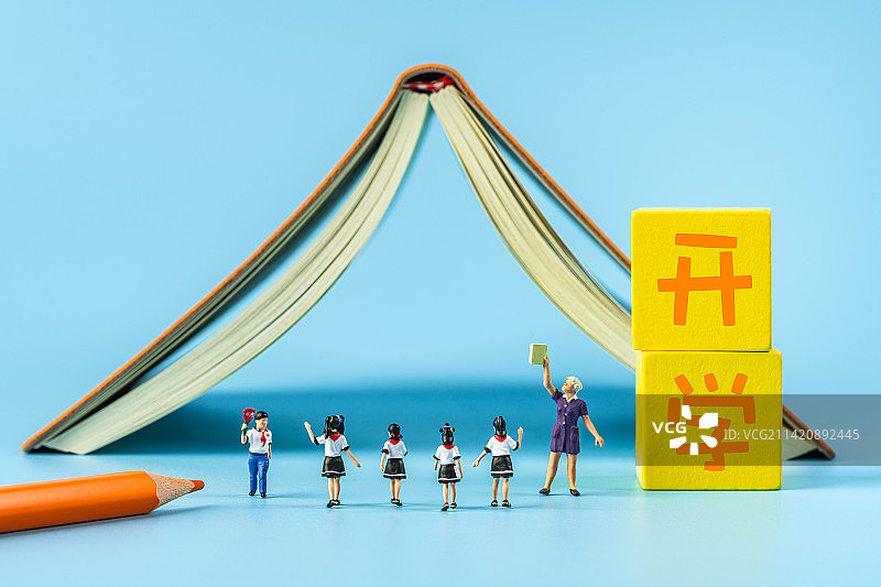 开学学生进入校园创意微缩景观图片素材