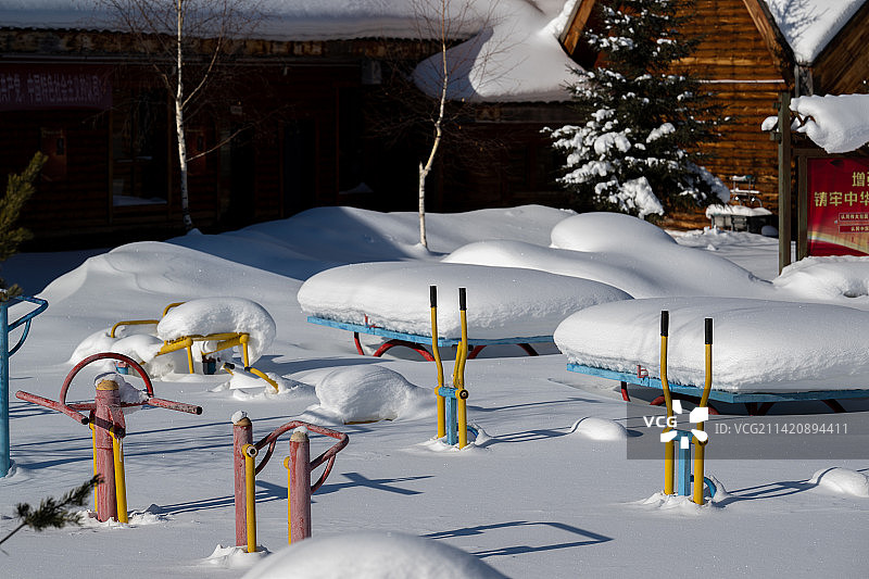 被雪覆盖的健身器材图片素材