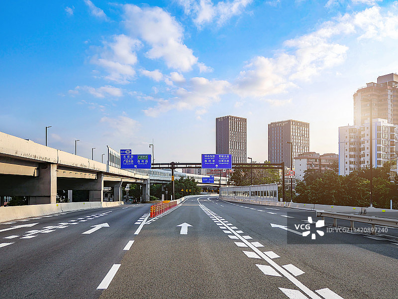 宽敞城市公路分叉路上桥下桥车道高速引桥柏油沥青交通路网高架桥赛道轿车海报汽车道路路面空镜主题背景素材图片素材