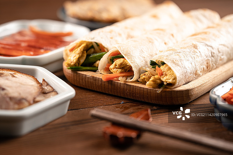 中式风格主食春饼卷饼图片素材