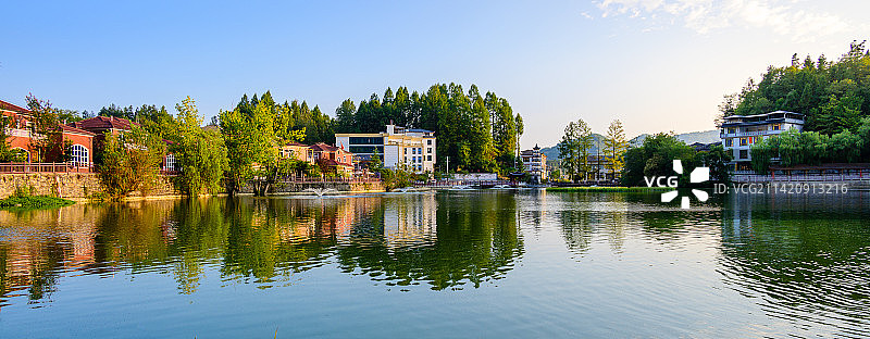 湖北恩施宜影古镇湖面倒影图片素材