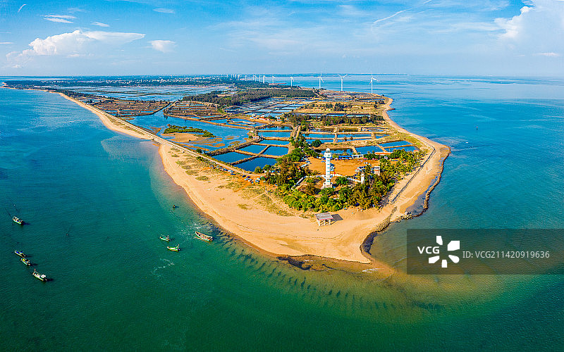 湛江徐闻最南端 灯楼角晴天航拍全景图片素材