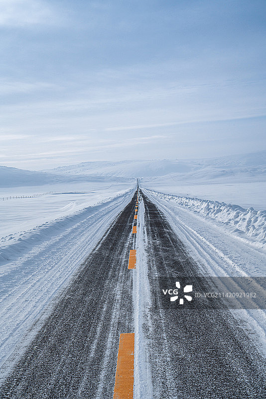 天空下积雪的路面图片素材