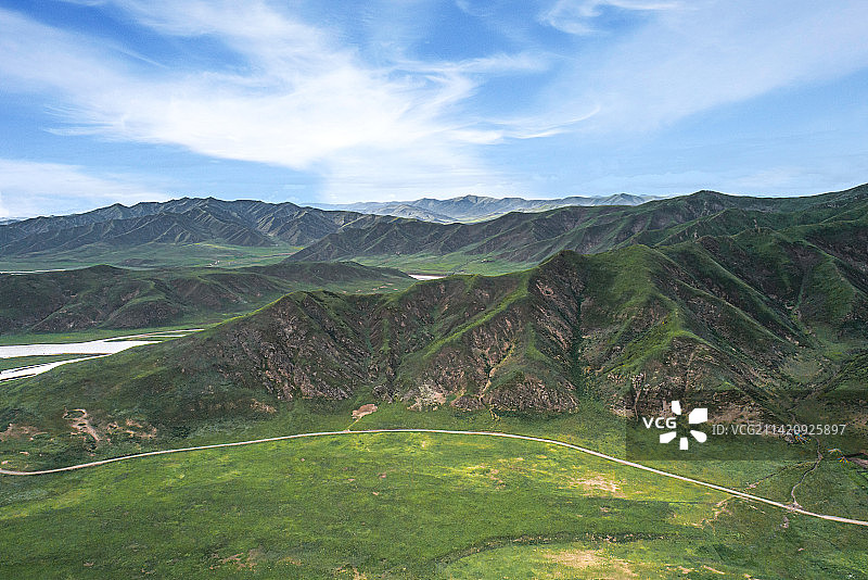 西藏高原的山脉与草地图片素材