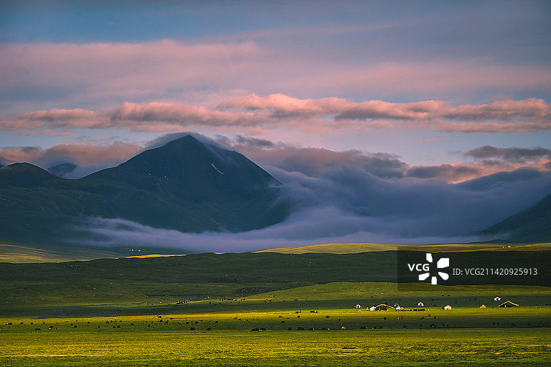 西藏高原的山脉与草地图片素材
