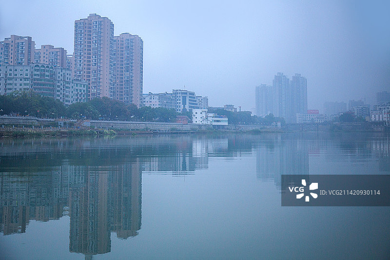 薄雾中的福建三明永安城市风光图片素材