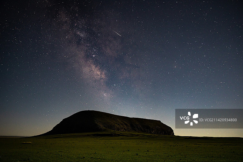 流星划过火山图片素材