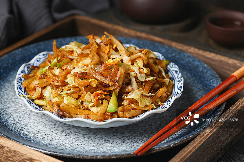 炒焖饼放在青花瓷盘里图片素材