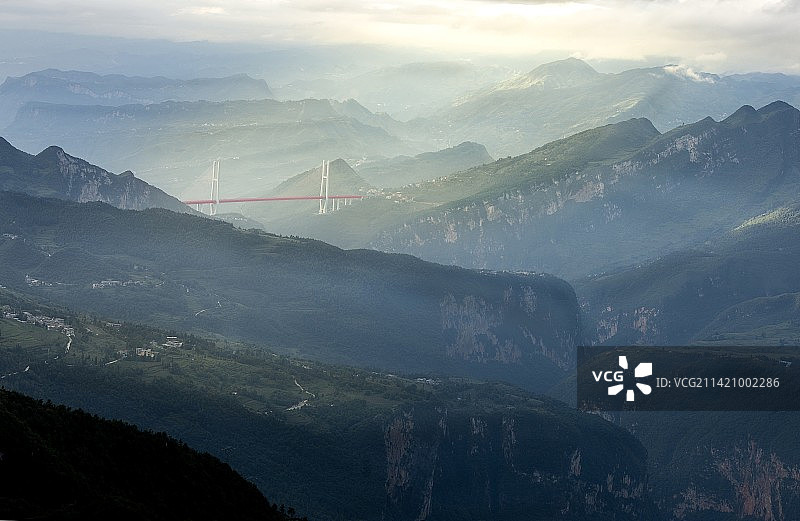 跨越崇山峻岭的北盘江大桥图片素材