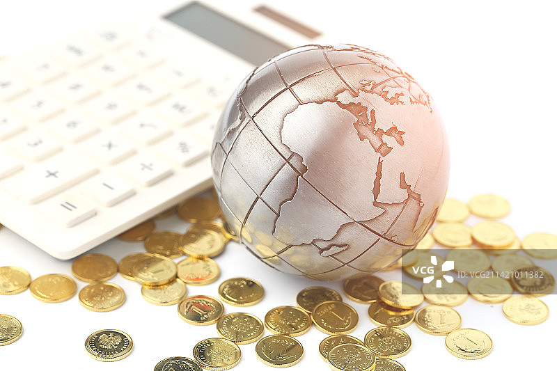 地球仪和金币放在白色背景上图片素材