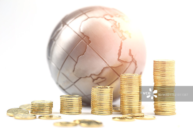 地球仪和金币放在白色背景上图片素材