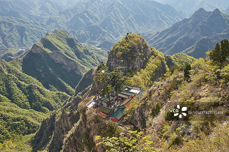 北京圣莲山高山之巅的宗教建筑图片素材