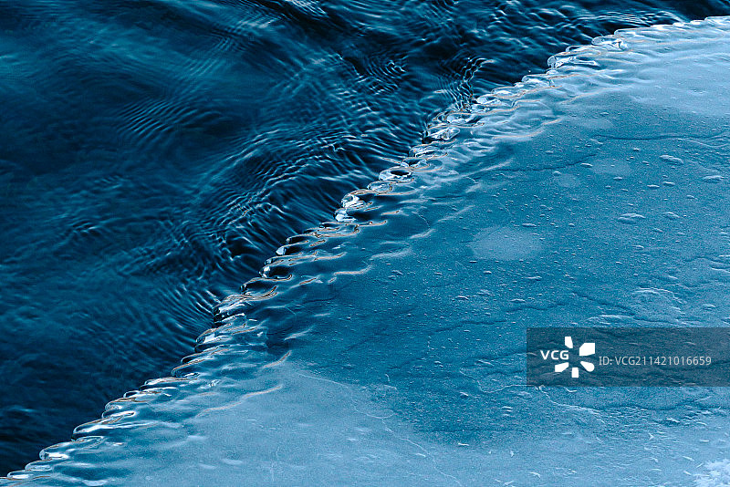 冬天喀纳斯河边的冰雪图片素材