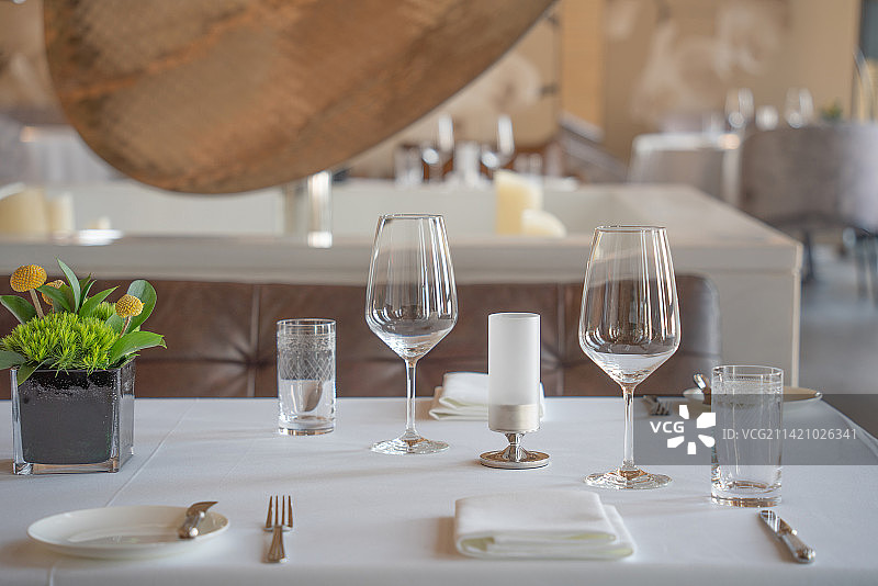 高级餐厅里餐桌上的餐具和摆设图片素材