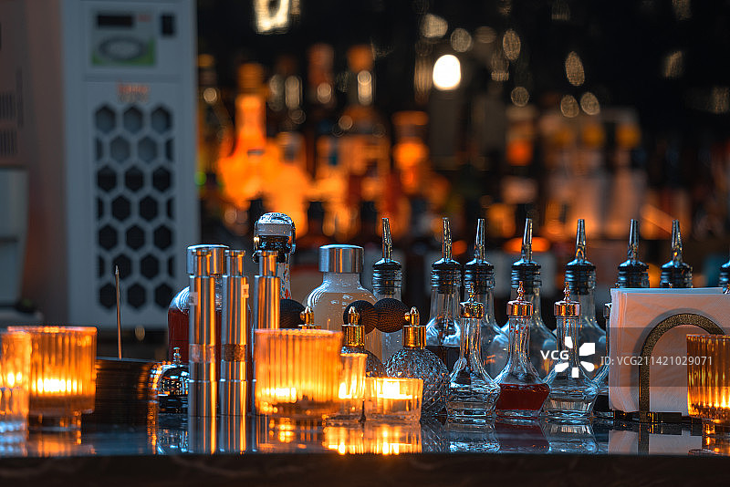 酒吧里的烛光和放蜡烛的杯子图片素材