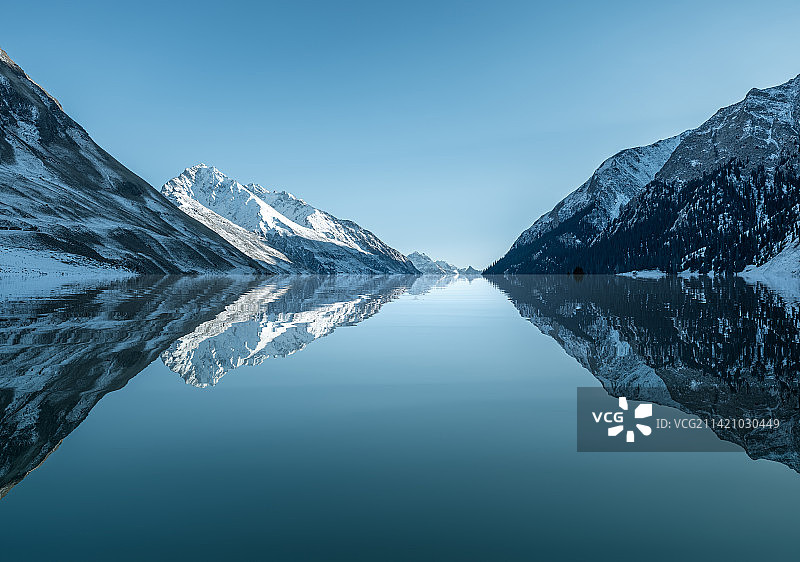 日落时白雪皑皑的群山映衬下的湖景0-天山雪景图片素材