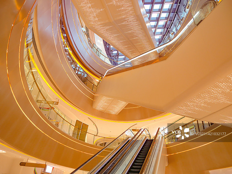 超高颜值全新开业城市购物中心商场MALL写字楼配套商城内部装修奢华大气科幻时尚充满摩登豪华现代未来感图片素材
