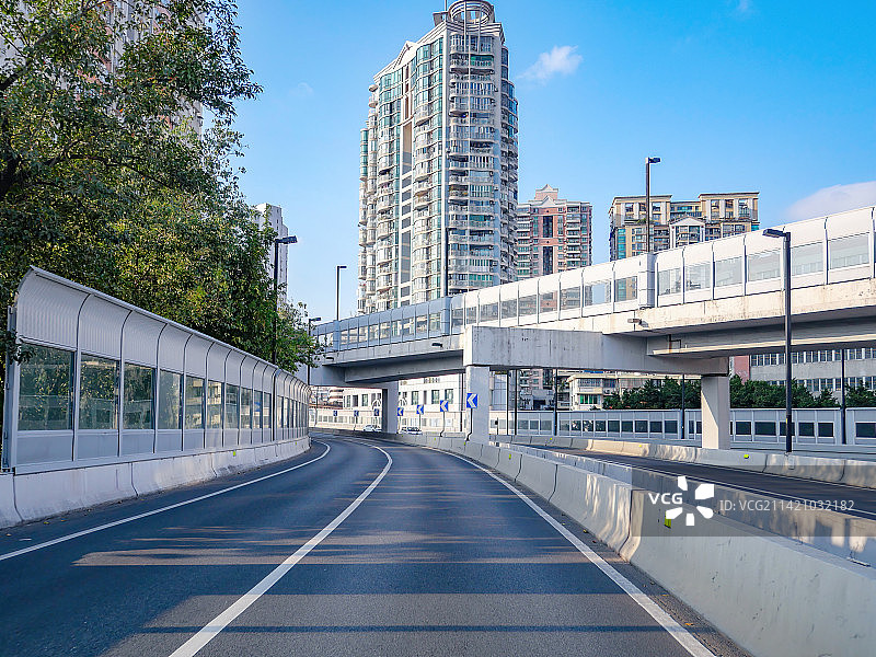 广州街景路况实拍高架桥路面城市崭新柏油快速公路多车道向前路网立交桥跨线桥城市双层立交桥轨道交通线网图片素材