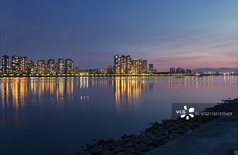 傍晚，杭州滨江沿江城市夜景图片素材