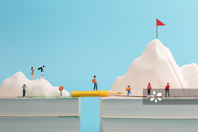 微缩创意站在书本上看山峰的目标的学生图片素材