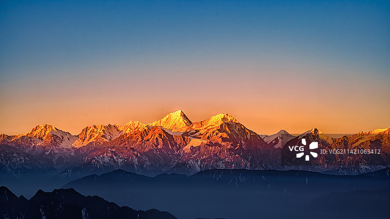 贡嘎日照金山图片素材