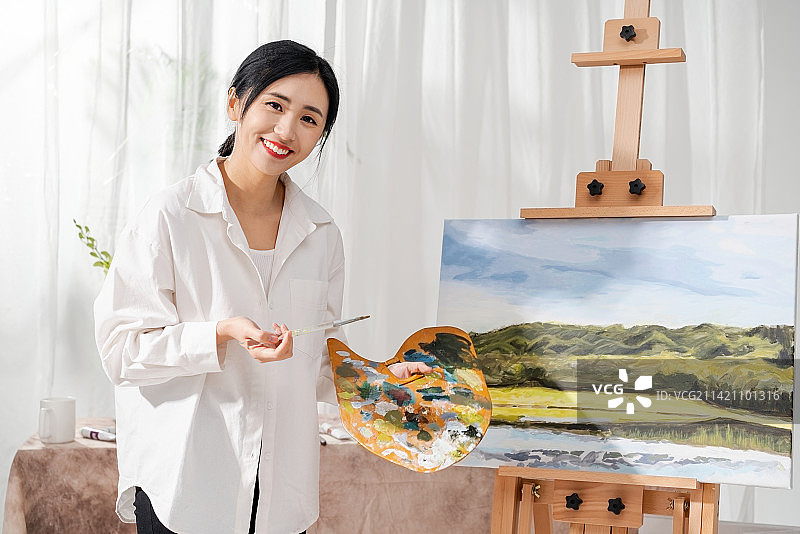 美丽的中国女艺术家在绘画图片素材