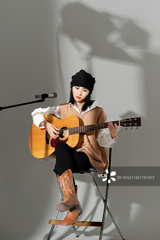 漂亮的女歌手在唱歌图片素材