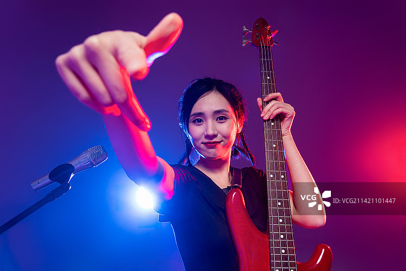 漂亮的女吉他手在表演图片素材