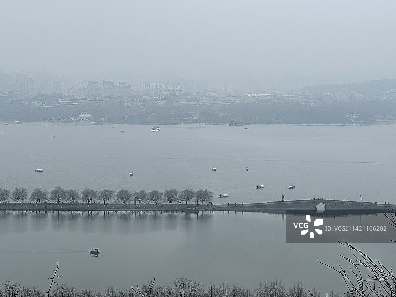 冬日阴雨天气的杭州西湖锦带桥图片素材