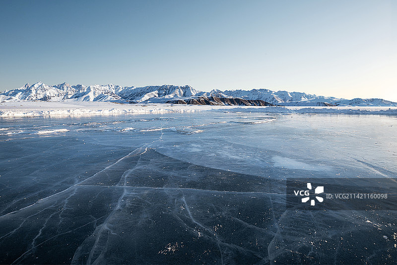 冰封的湖面和雪山图片素材