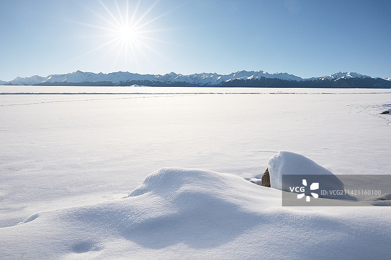 冰雪覆盖的湖面图片素材