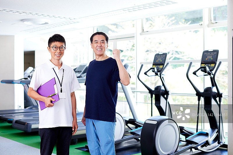在日本室内健身房训练的日本老年男子图片素材