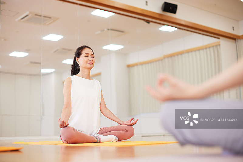 在室内健身房训练的日本老年妇女图片素材