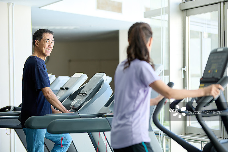 在日本室内健身房训练的年长夫妇图片素材