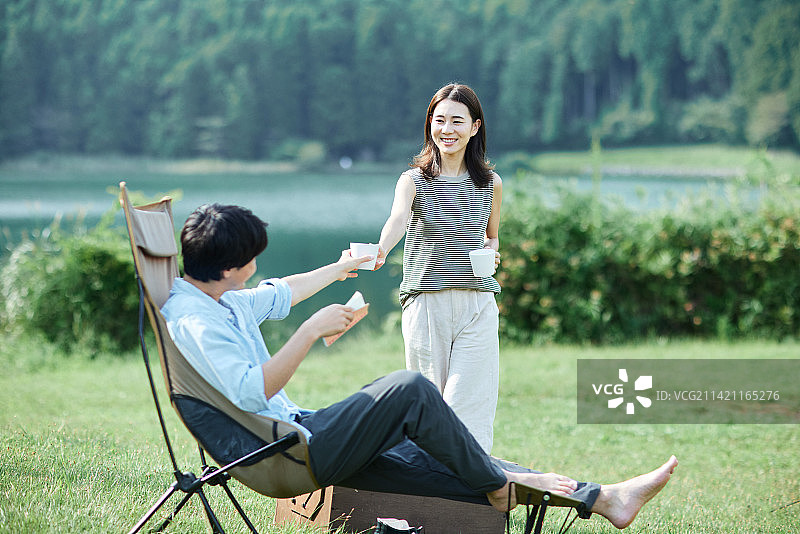 在露营地的日本青年夫妇图片素材