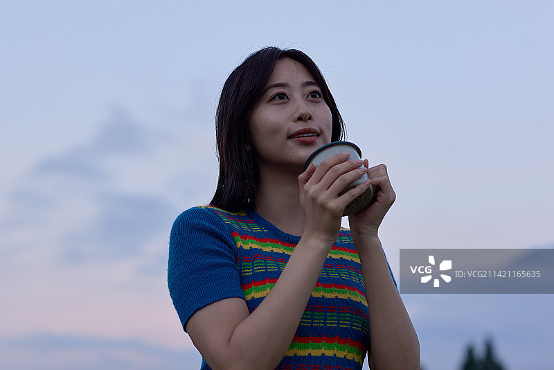 露营地中的年轻日本女人像图片素材