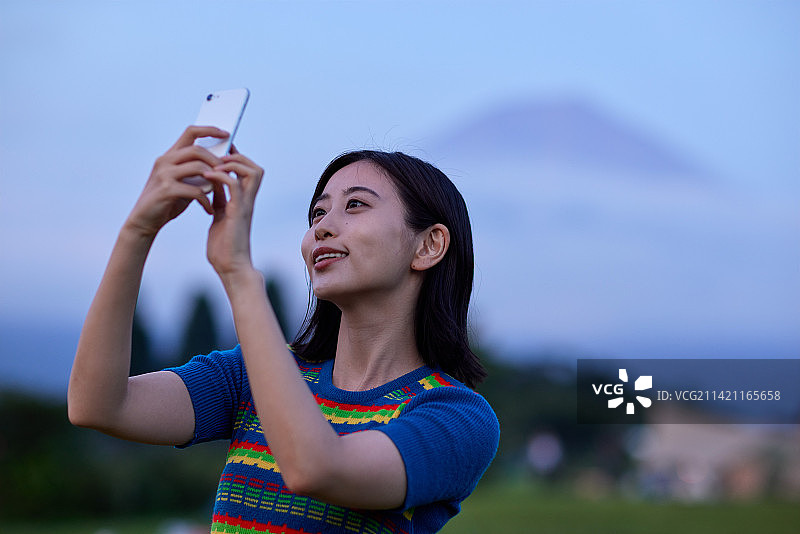 露营地中的年轻日本女人像图片素材