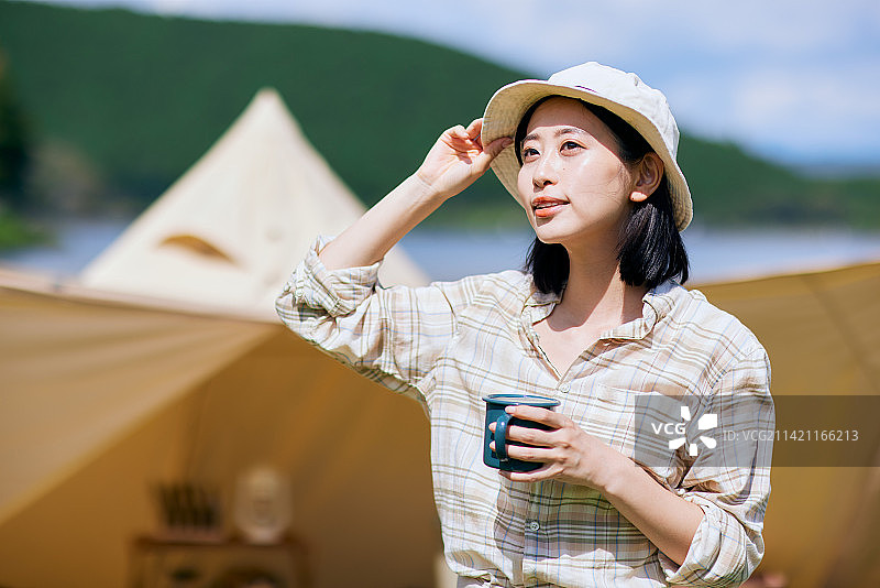 年轻的日本女人在营地图片素材