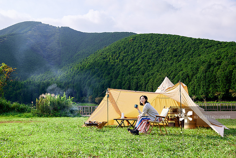 年轻的日本女人在营地图片素材
