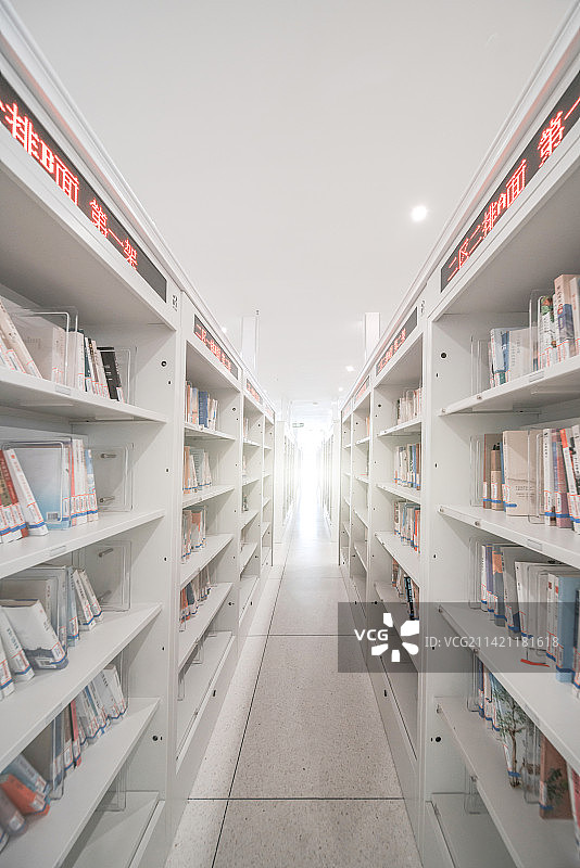 贵州图书馆整洁的书架和透视图图片素材