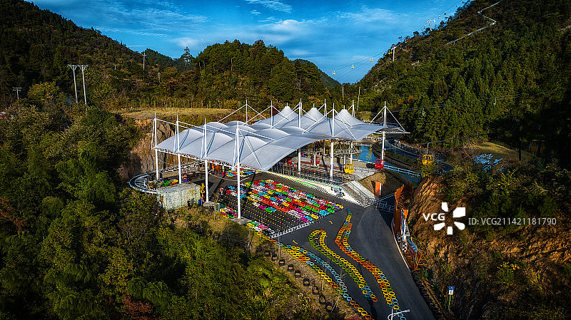 深藏浙江杭州淳安大山里的“网红打卡点”：千岛湖沪马探险乐园，惊险与景色双享受图片素材